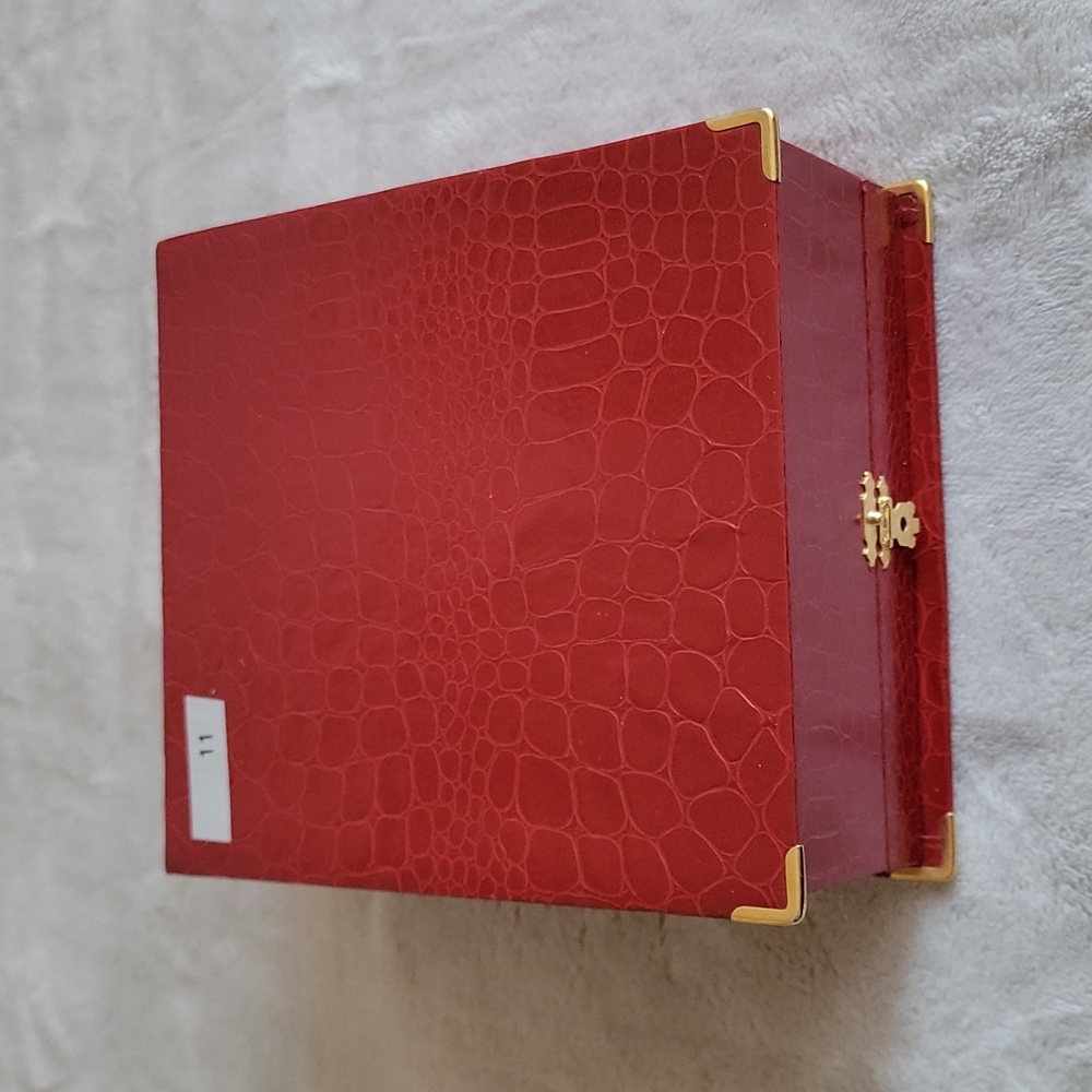 Commerce Bank Red Gift Box - Picture 4 of 4